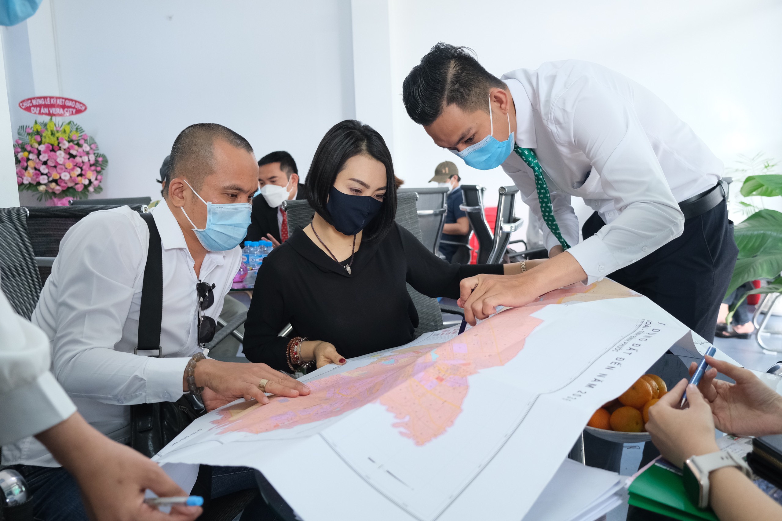 Nhân viên Uniland tư vấn cho khách hàng tìm hiểu thông tin quy hoạch mạng lưới giao thông và khu công nghiệp dọc theo cao tốc TPHCM – Thủ Dầu Một – Phú Giáo – Đồng Phú – Đồng Xoài.