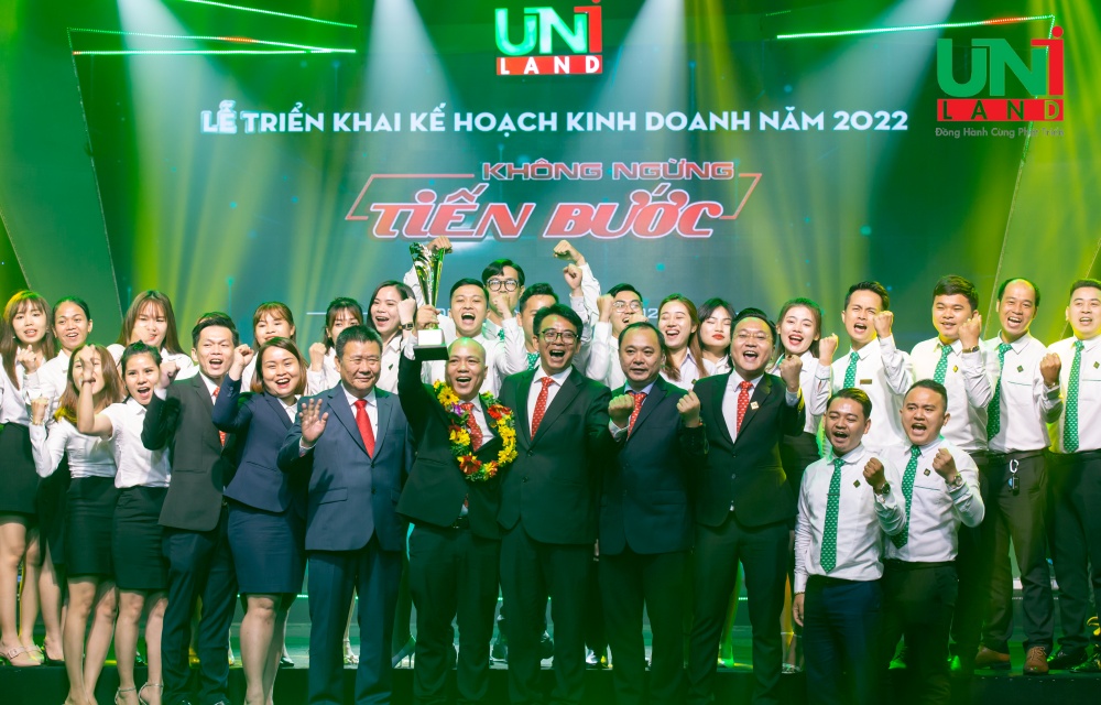 ng: Trần Văn Viễn - Giám Đốc Chi nhánh Uniland TDC đạt hạng nhất chi nhánh kinh doanh năm 2021