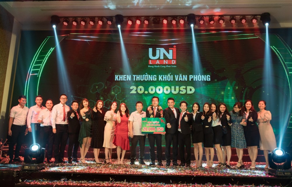 Tập thể khối văn phòng vui mừng với giải thưởng lớn ghi nhận sự đóng góp vào thành tích chung của Uniland năm 2019